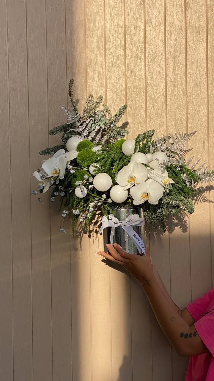 Белые орхидеи, зелёный диантус и серебряные украшения в зеркальной цилиндрической коробке